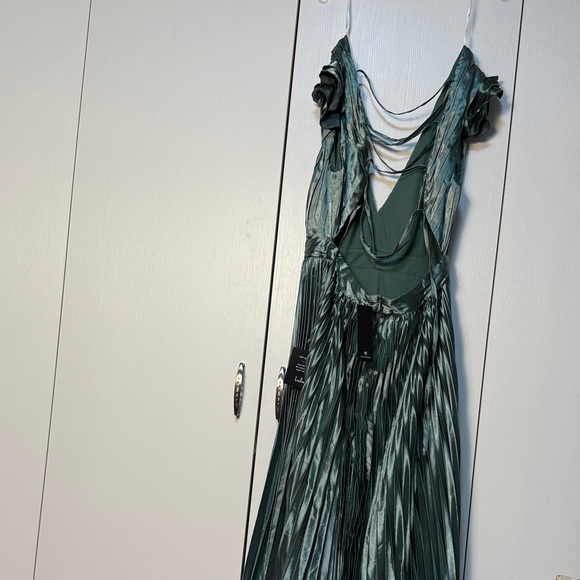 Elegant Sage Green Pleated Evening Dress - Picture 8 of 11